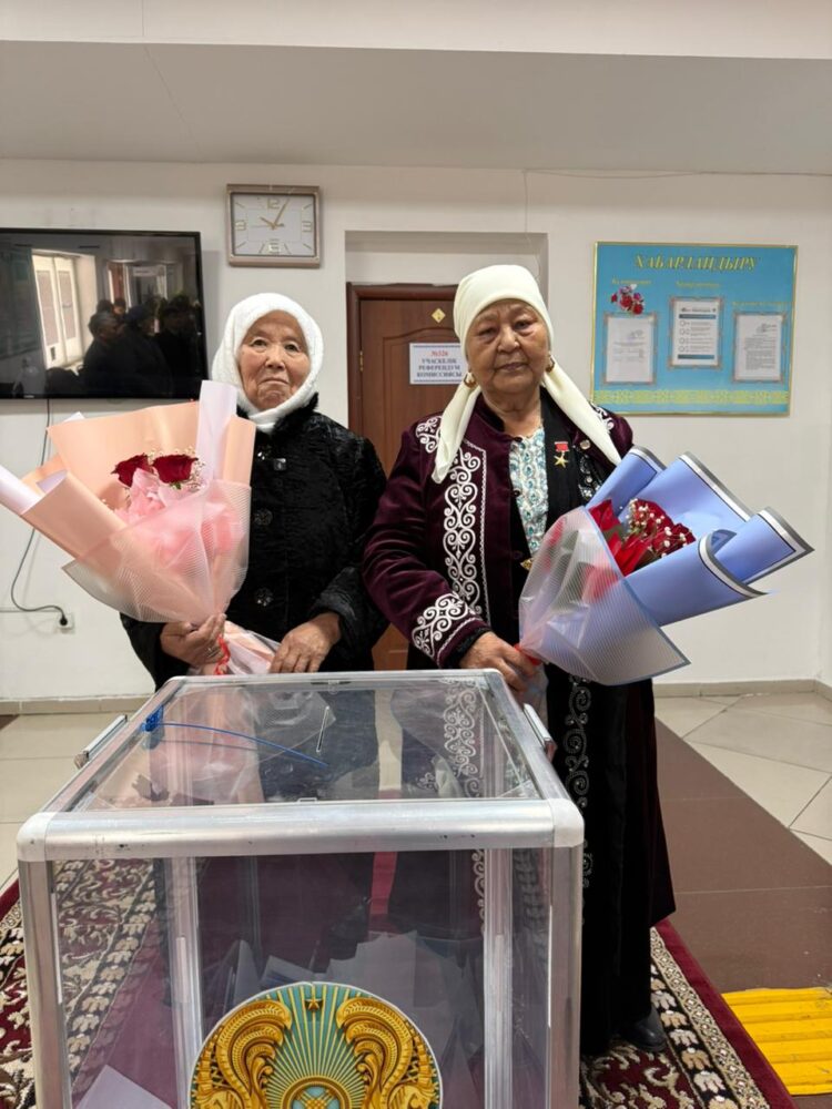 Еңбек Ері мен олимпиада жүлдегерінің анасы таңдау жасады.