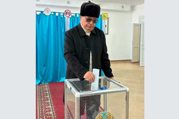 Қазақстан Жазушылар одағының мүшесі Жомарт Игіман өз таңдауын жасап, дауыс берді