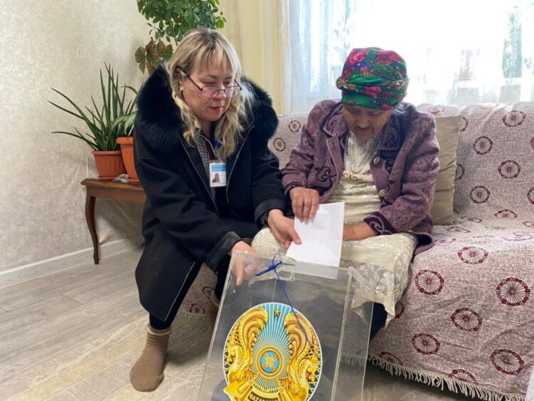 В Ескельдинском районе проголосовала 106-летняя Нурбала Кабанбаева