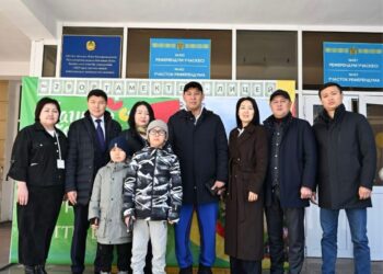 Талдықорған қаласының әкімі Ернат Бәзіл референдумда отбасымен дауыс берді