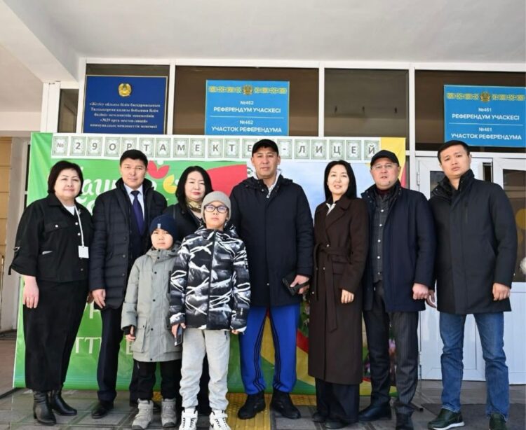 Талдықорған қаласының әкімі Ернат Бәзіл референдумда отбасымен дауыс берді