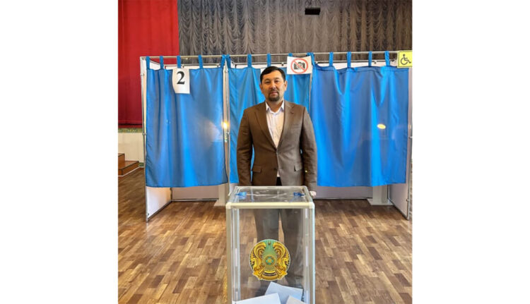 Сарқанда Мұқағали Мақатаев дауыс берді