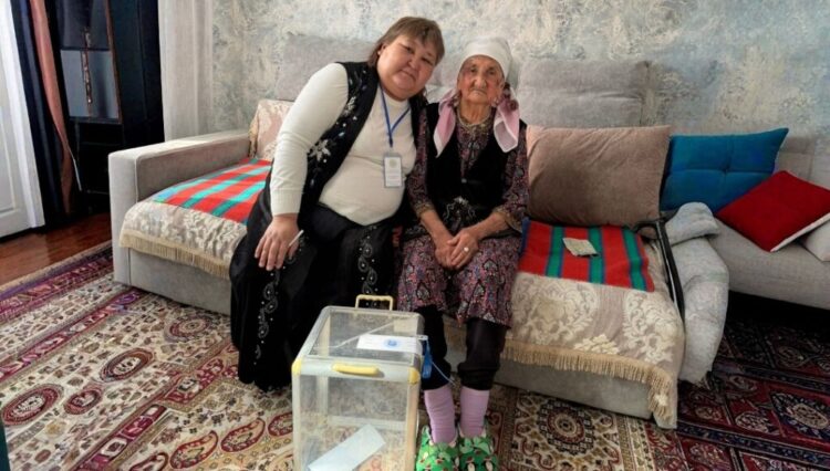 Көшкентал ауылында 90 жастағы тұрғын үйінен дауыс берді