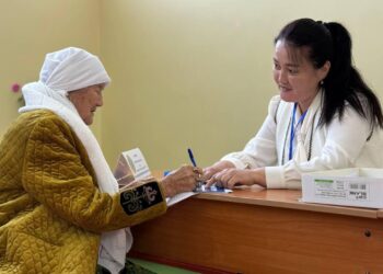 Панфилов ауданында 105 жастағы әже ең алғашқылардың бірі болып дауыс берді.