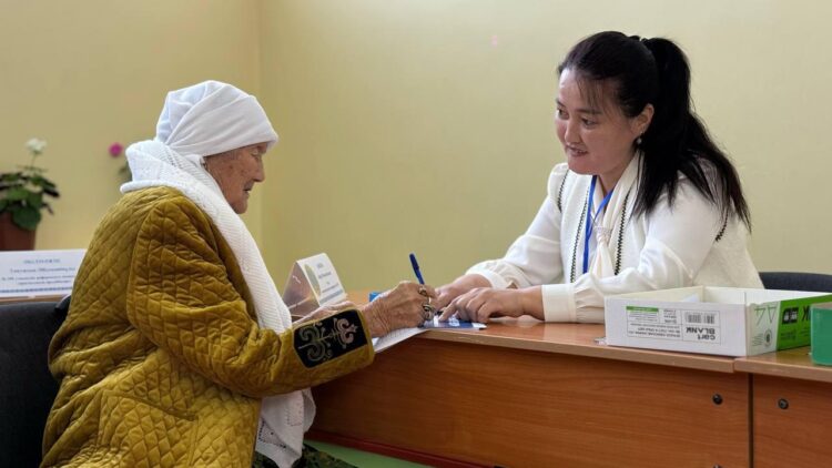 Панфилов ауданында 105 жастағы әже ең алғашқылардың бірі болып дауыс берді.