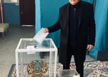 Председатель Общественного совета Аксуского района принял участие в референдуме