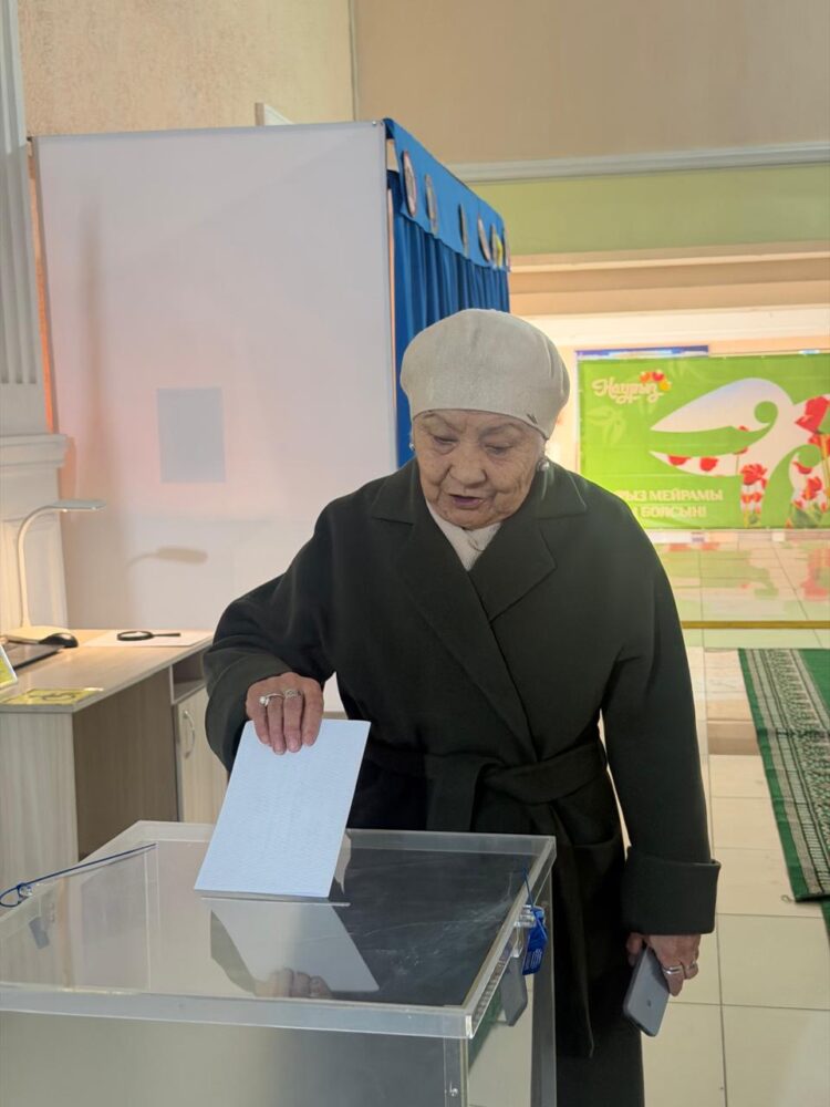 В Талдыкоргане Народная артистка Казахстана Алихан Идрышева приняла участие в референдуме