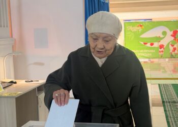 Талдықорғанда Қазақстан Республикасының Халық әртісі Алихан Идрышева референдумда дауыс берді