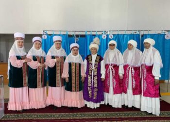 Әнмен дауыс беру: Ескелді ауданындағы учаскелерде «Әжелер» ансамблі мерекелік көңіл күй сыйлады