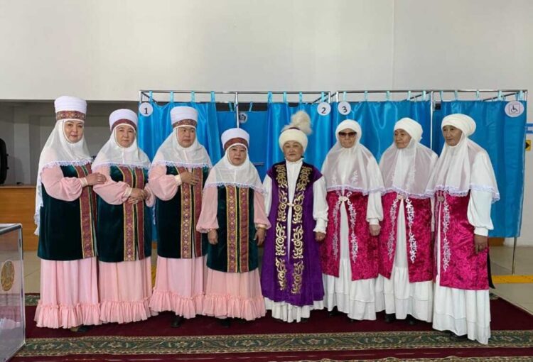 Әнмен дауыс беру: Ескелді ауданындағы учаскелерде «Әжелер» ансамблі мерекелік көңіл күй сыйлады