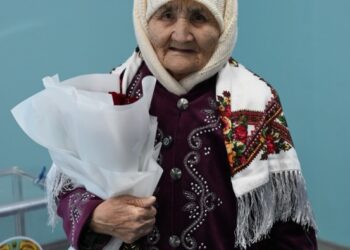 Талдықорғанның ең қарт тұрғыны, ғасыр куәгері Исхан Оразбекова дауыс беріп, батасын берді