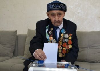 Талдықорғанда Ұлы Отан соғысының ардагері Ысқақ Құсайынов дауыс берді