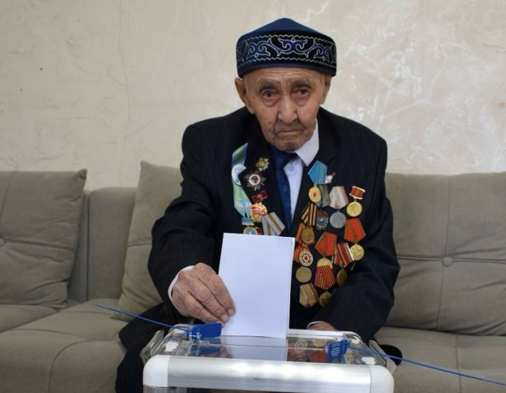 Талдықорғанда Ұлы Отан соғысының ардагері Ысқақ Құсайынов дауыс берді