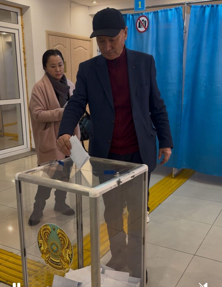 Жетісу облысының бас ақыны Айтақын Бұлғақов референдумға қатысып, өз таңдауын жасады