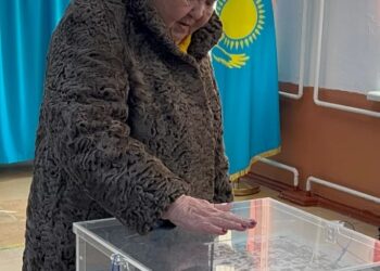 Халық әртісінің таңдауы: Алмахан Кенжебекова референдумда дауыс берді