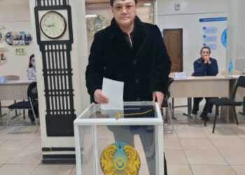 Д. Рақышев атындағы филармониясының дәстүрлі әншісі Бейбіт Мұсаев референдумға қатысып, өз дауысын берді